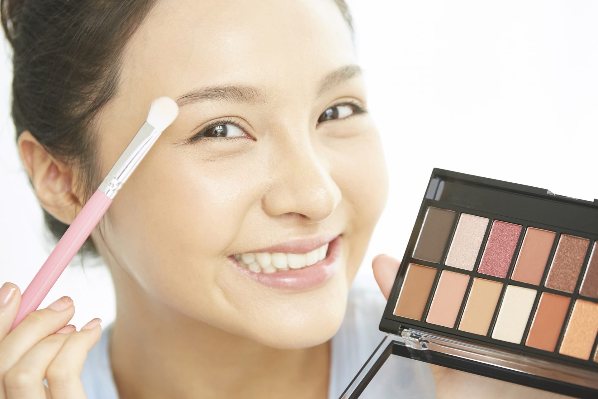 woman-using-eyeshadow.jpg