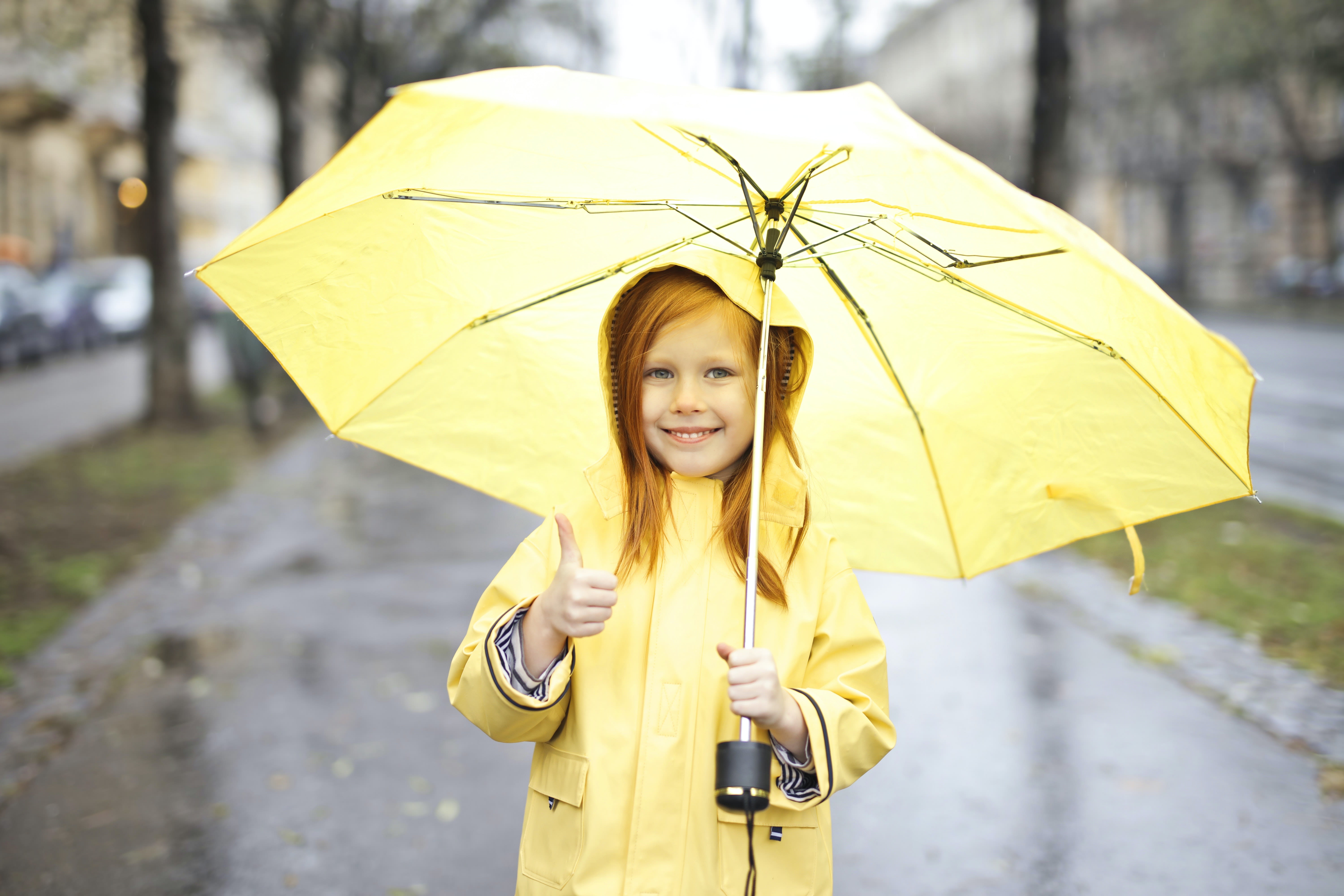 Включи желтая девочка. Зонт желтый. Девушка с желтым зонтом. Фотосессия с зонтом. Дождевик желтый.