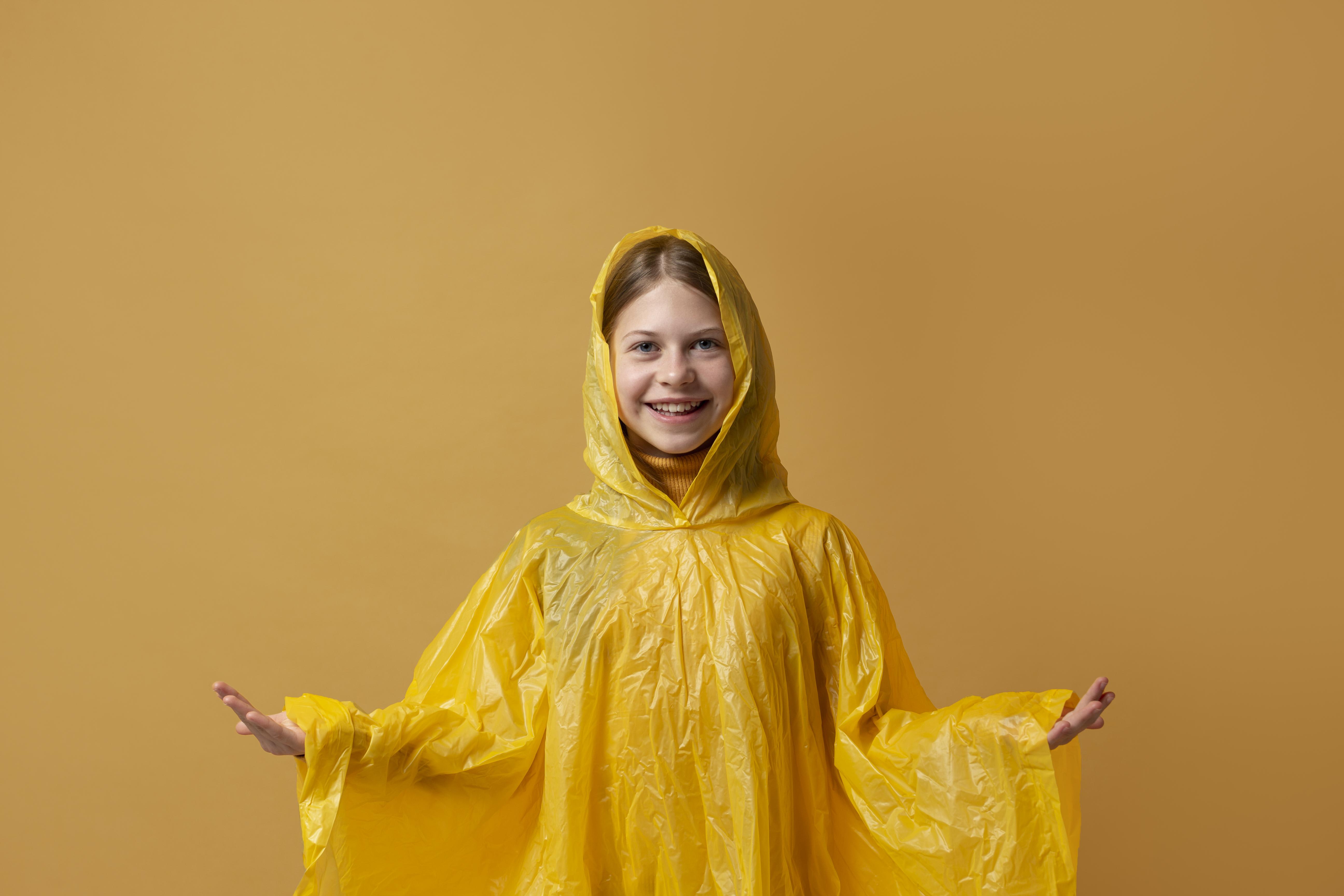 Ilustrasi anak mengenakan jas hujan ponco