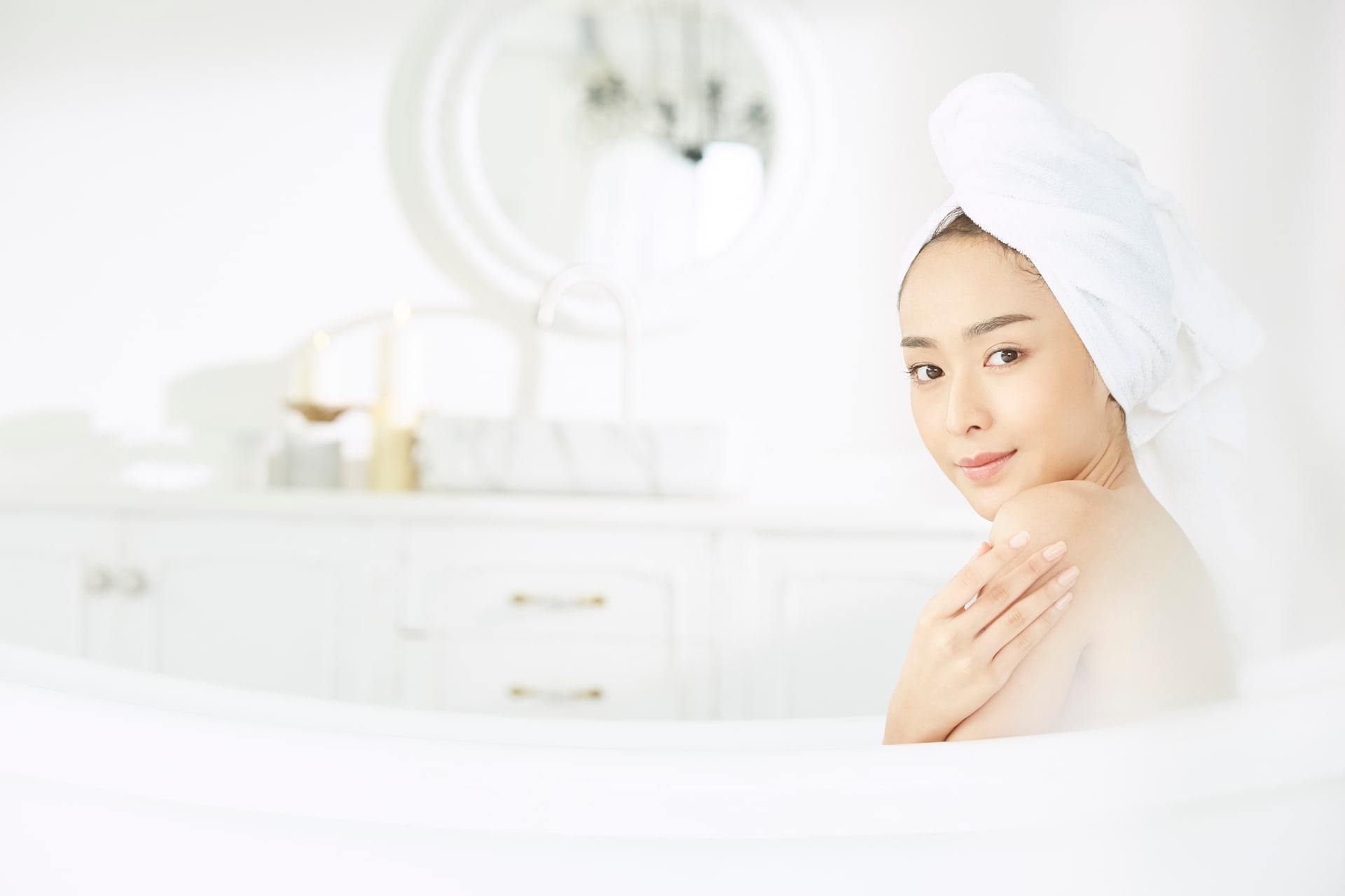 wanita-pakai-sabun-collagen-terbaik-di-bathtub.jpg