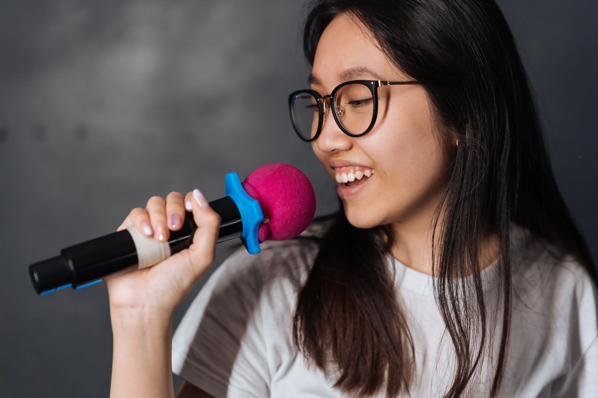 Ilustrasi karaoke memakai mic wireless