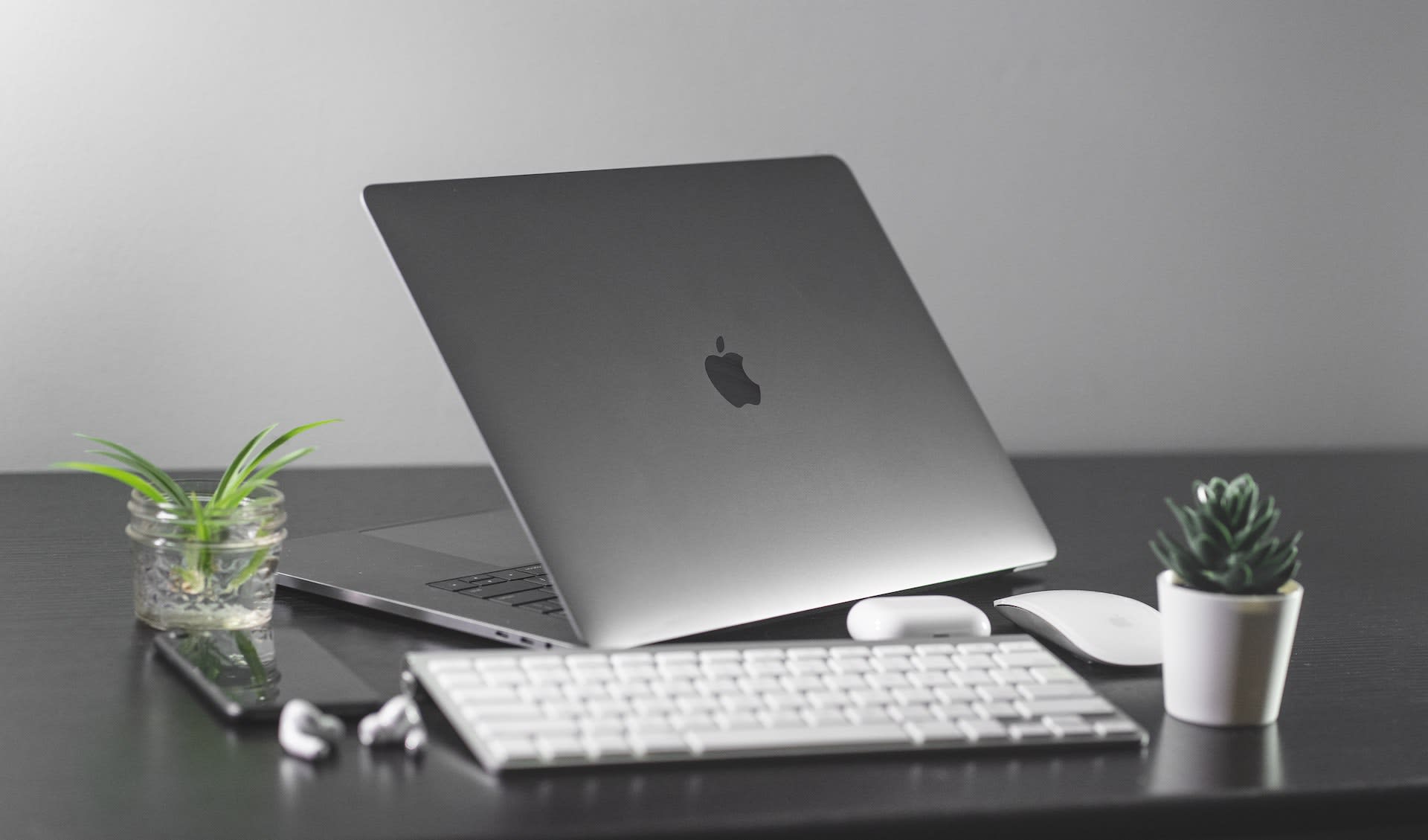 Ilustrasi desain bagian belakang laptop Apple MacBook