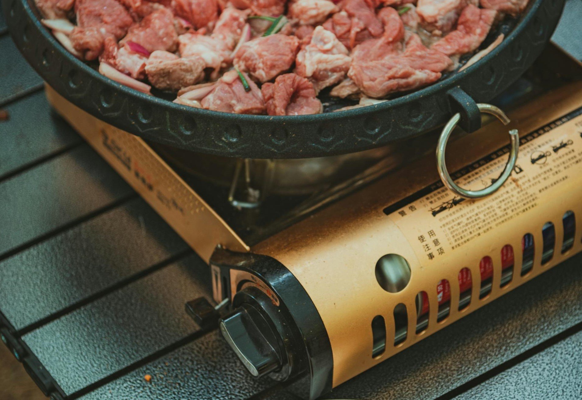 Ilustrasi kompor portable untuk memasak BBQ
