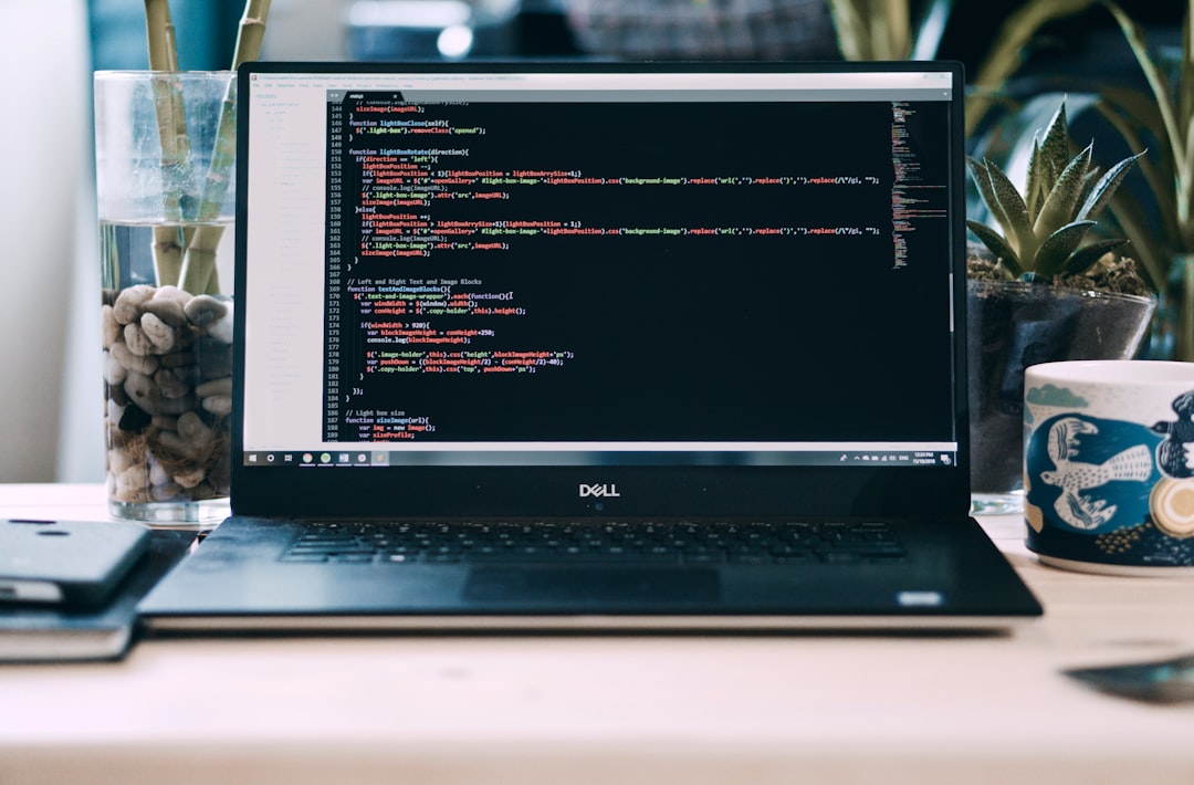 Laptop di meja kerja, foto ilustrasi