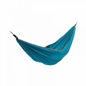 Nikmati sensasi tidur pada hammock yang digantung
