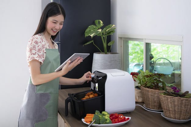 asian-wife-made-oilless-air-fryer-machine-cooking-fried-chicken-today-diner-this-image-can-use-food-kitchen-technology-concept_167657-291.jpg