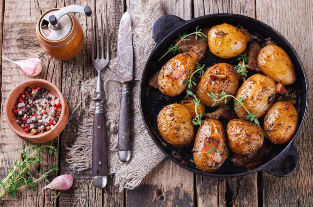 young-potatoes-fried-pan-with-garlic-pancetta_80090-1357.jpg