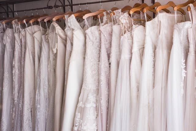 10 ร้านชุดแต่งงาน ที่ไหนดี ให้เช่าชุดเจ้าสาว ปี 2021 - รีวิว ปก