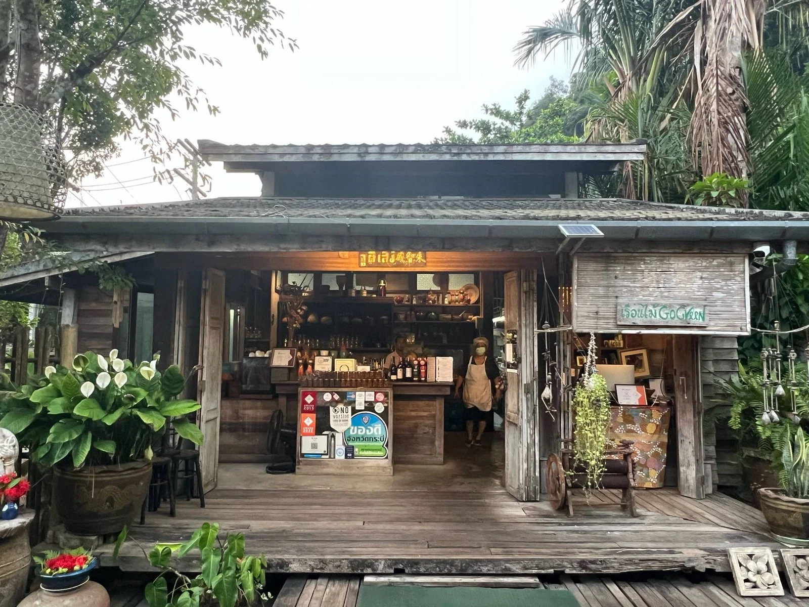 Ruenmai Restaurant ร้านอาหารเรือนไม้ กระบี่