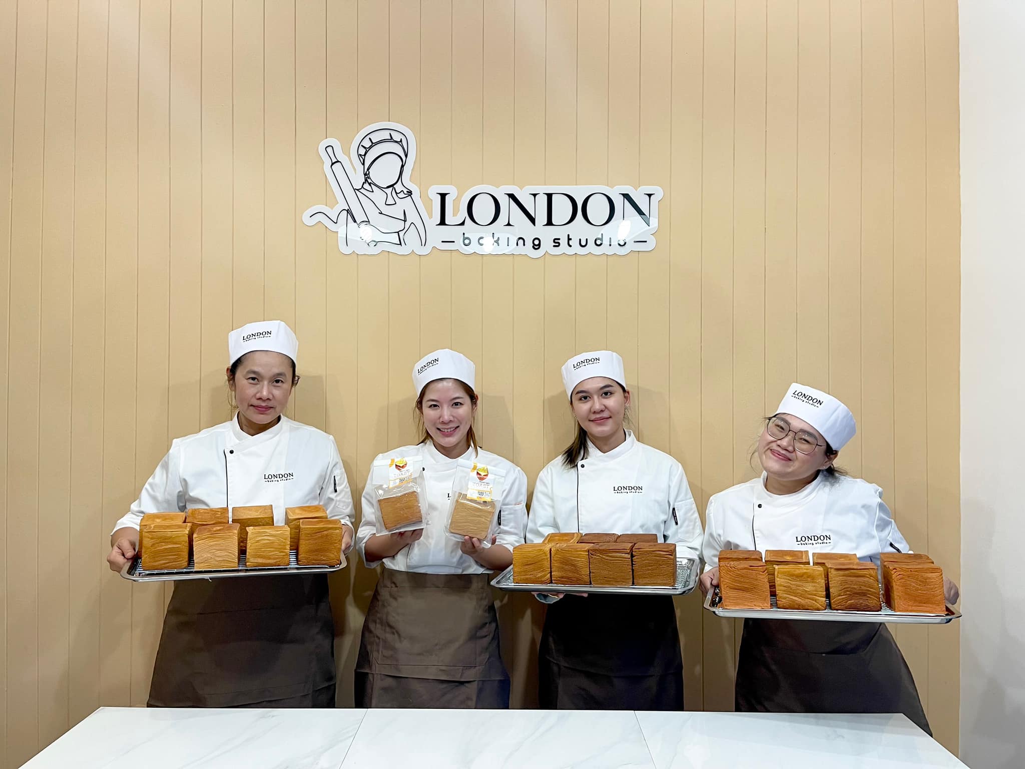 ขนมปังเนยสดเลเยอร์ London cafe : Cake and Patisserie