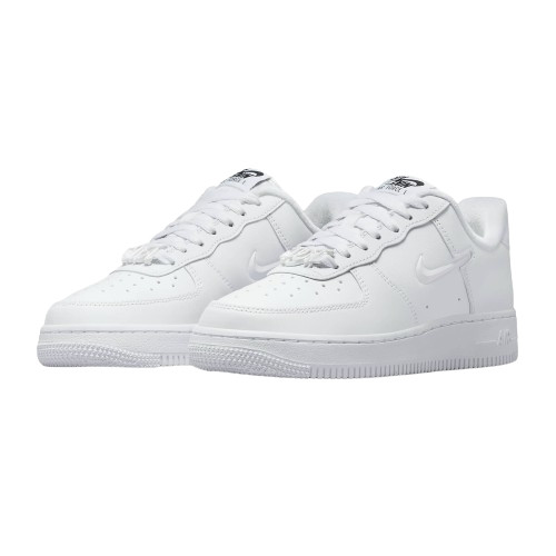 รองเท้าผ้าใบสีขาว แบรนด์ NIKE Air Force 1 ’07