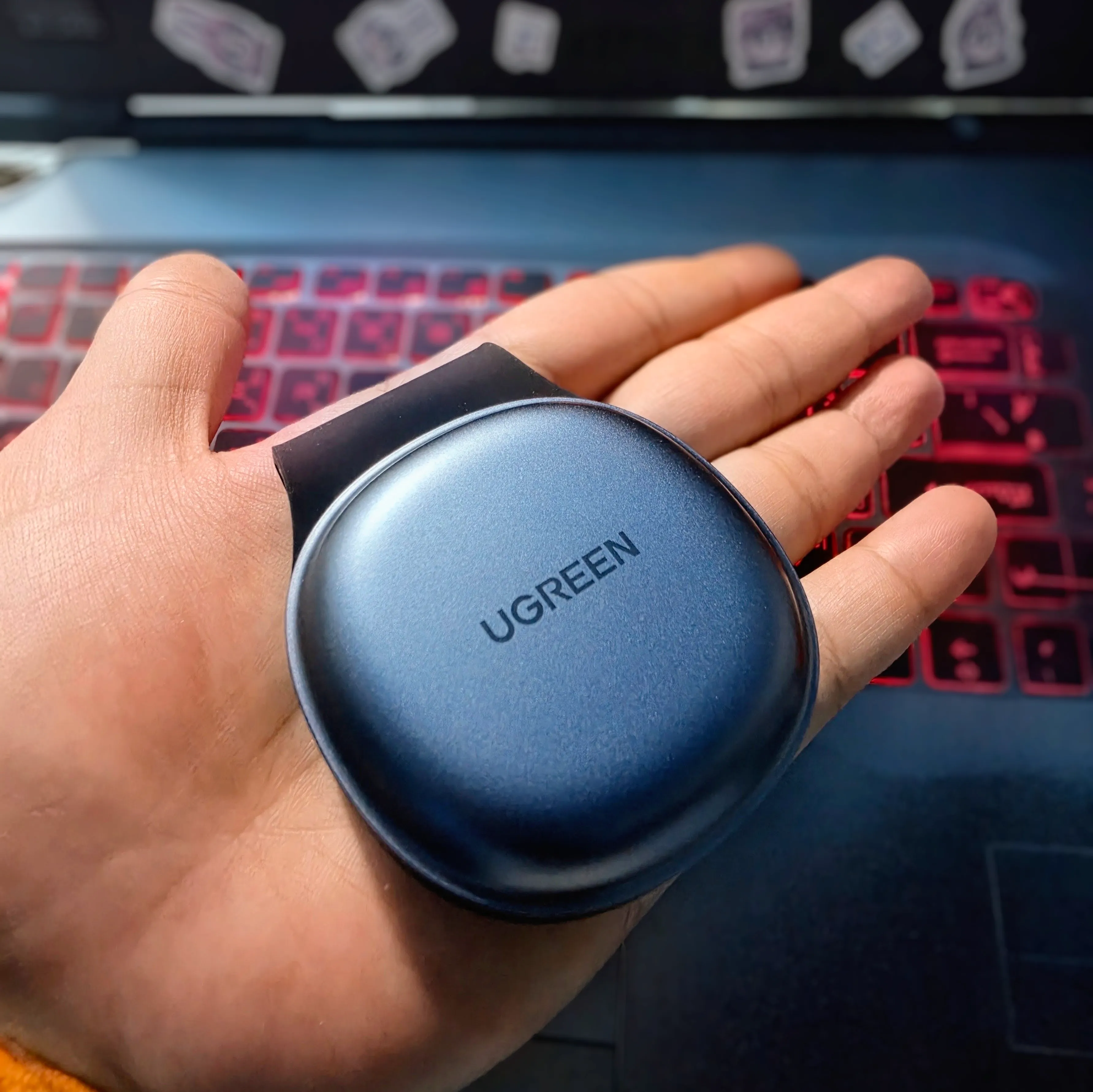 ขนาดของแท่นชาร์จไร้สายพับได้ UGREEN MagFlow W759 เมื่อวางบนฝ่ามือ