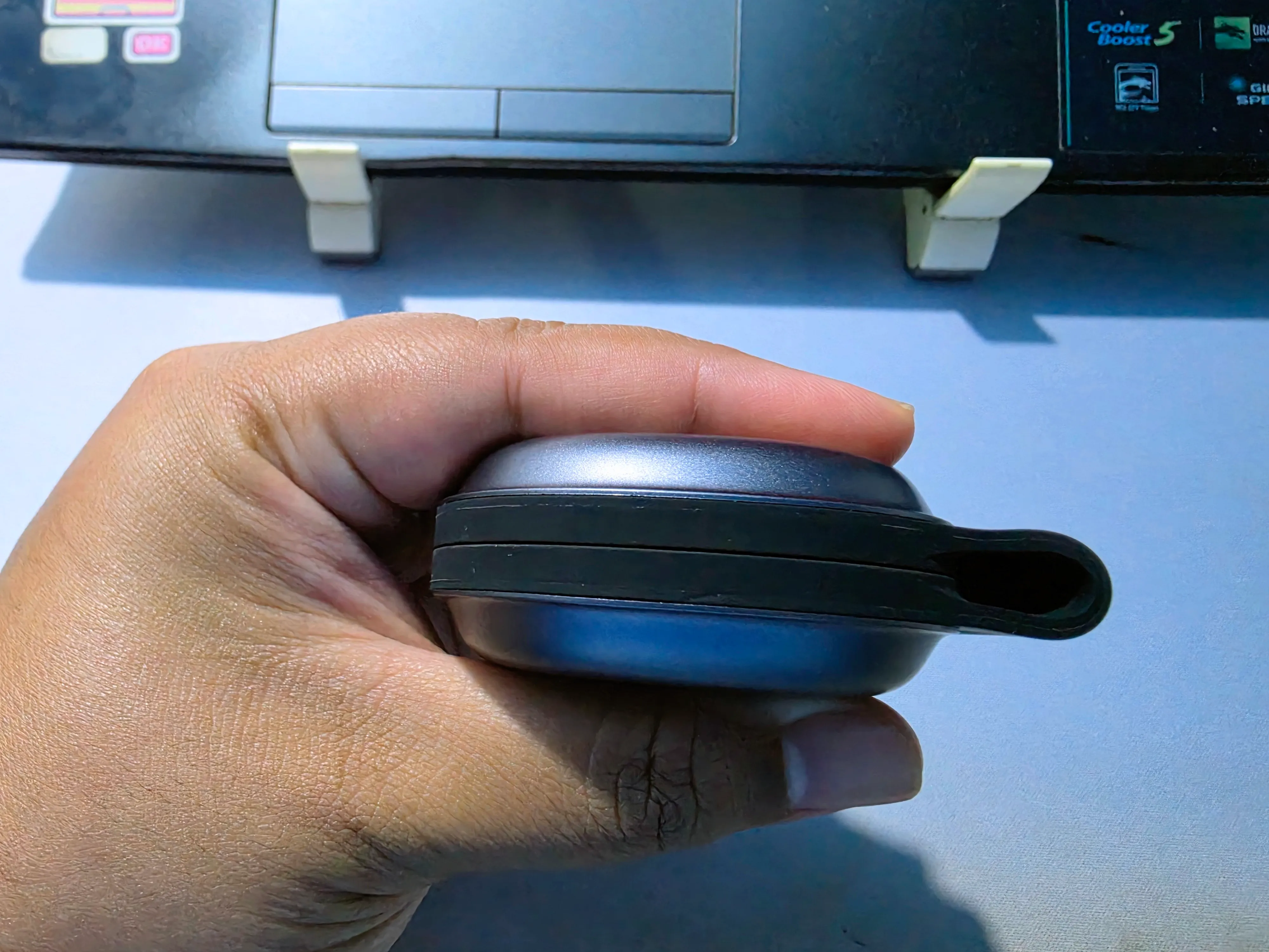 ความหนาด้านข้างของ UGREEN MagFlow W759 เมื่อพับประกบกัน