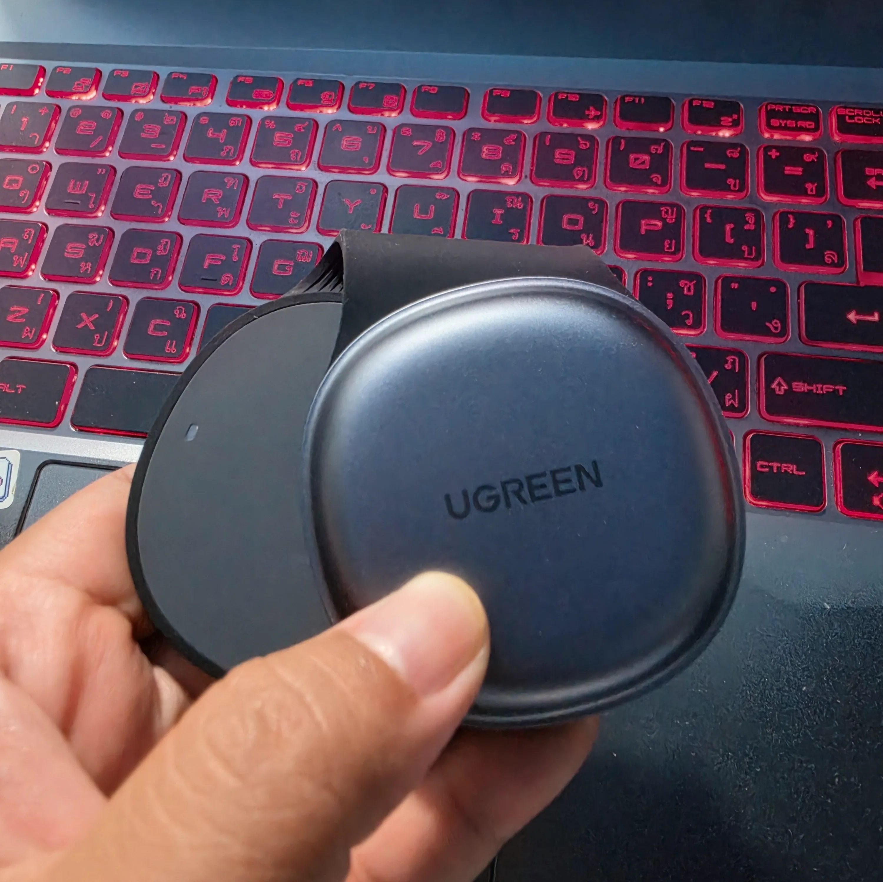 การกางออกของแท่นชาร์จไร้สาย UGREEN MagFlow 2-in-1